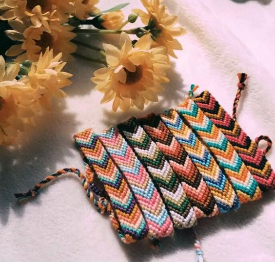 10 Cool Friendship Bracelet Patterns – For Beginner To Advanced Crafters